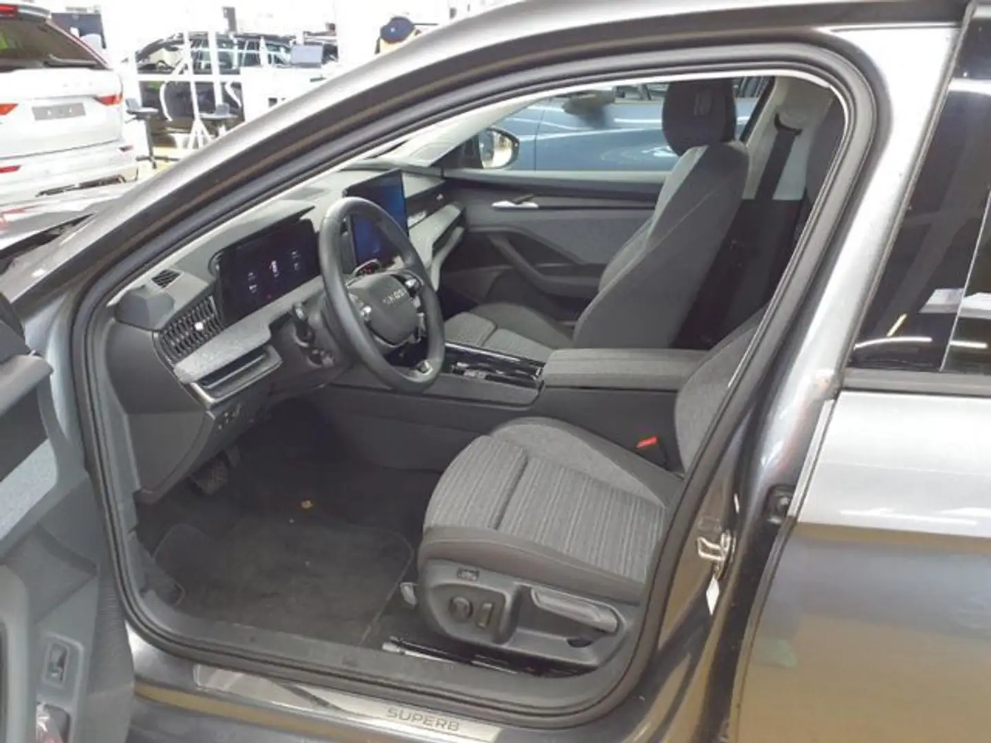 Skoda Superb Combi 2.0 TSI DSG 4x4 SELECTION PANO AHK Grau - 2