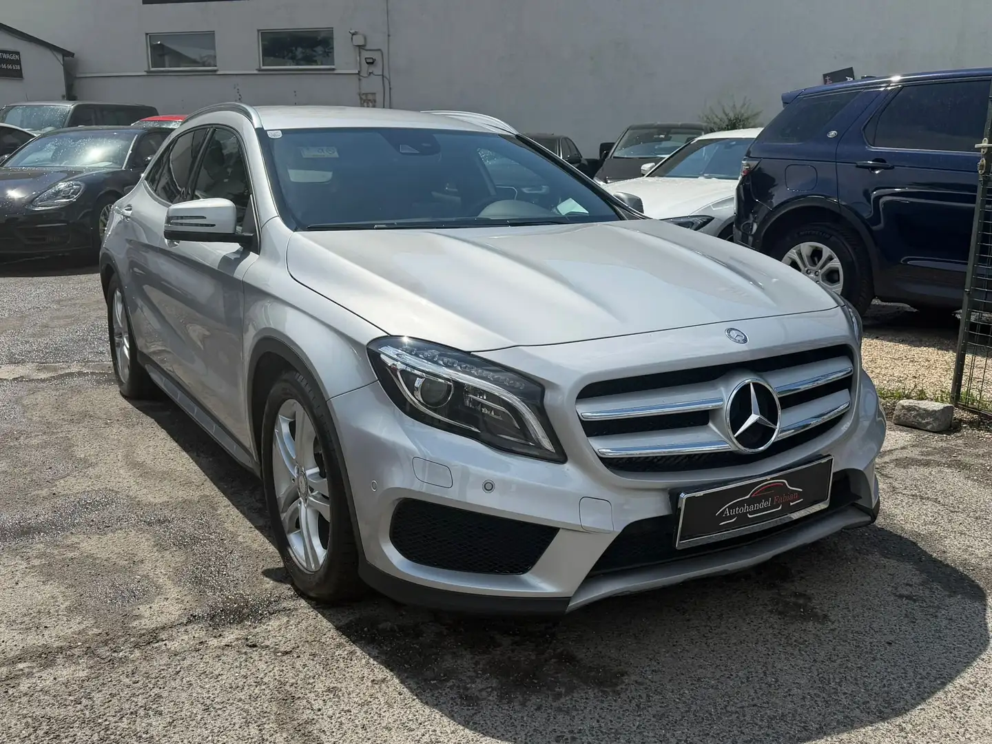 Mercedes-Benz GLA 200 d Automatik 136PS **AMG LINE** Topzustand Silber - 1