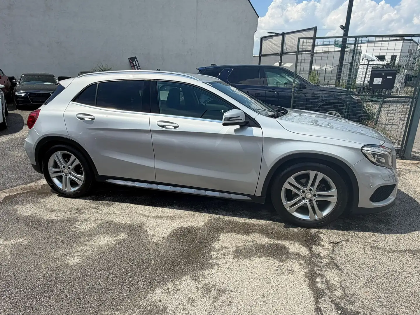 Mercedes-Benz GLA 200 d Automatik 136PS **AMG LINE** Topzustand Silber - 2