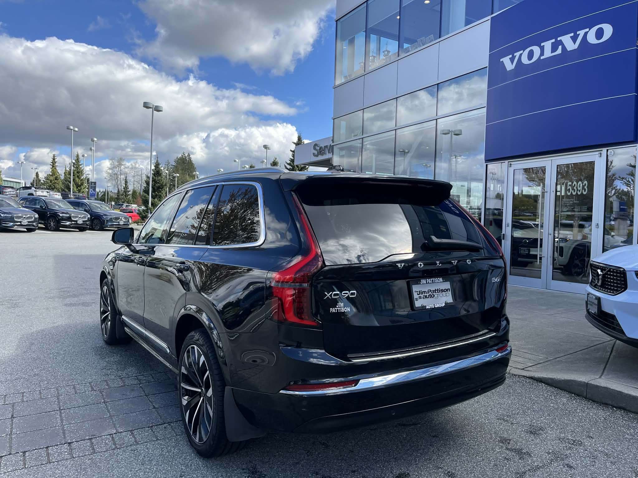 2025 Volvo XC90 2025.5 B6 AWD Plus Bright Theme 7-Seater alt 3
