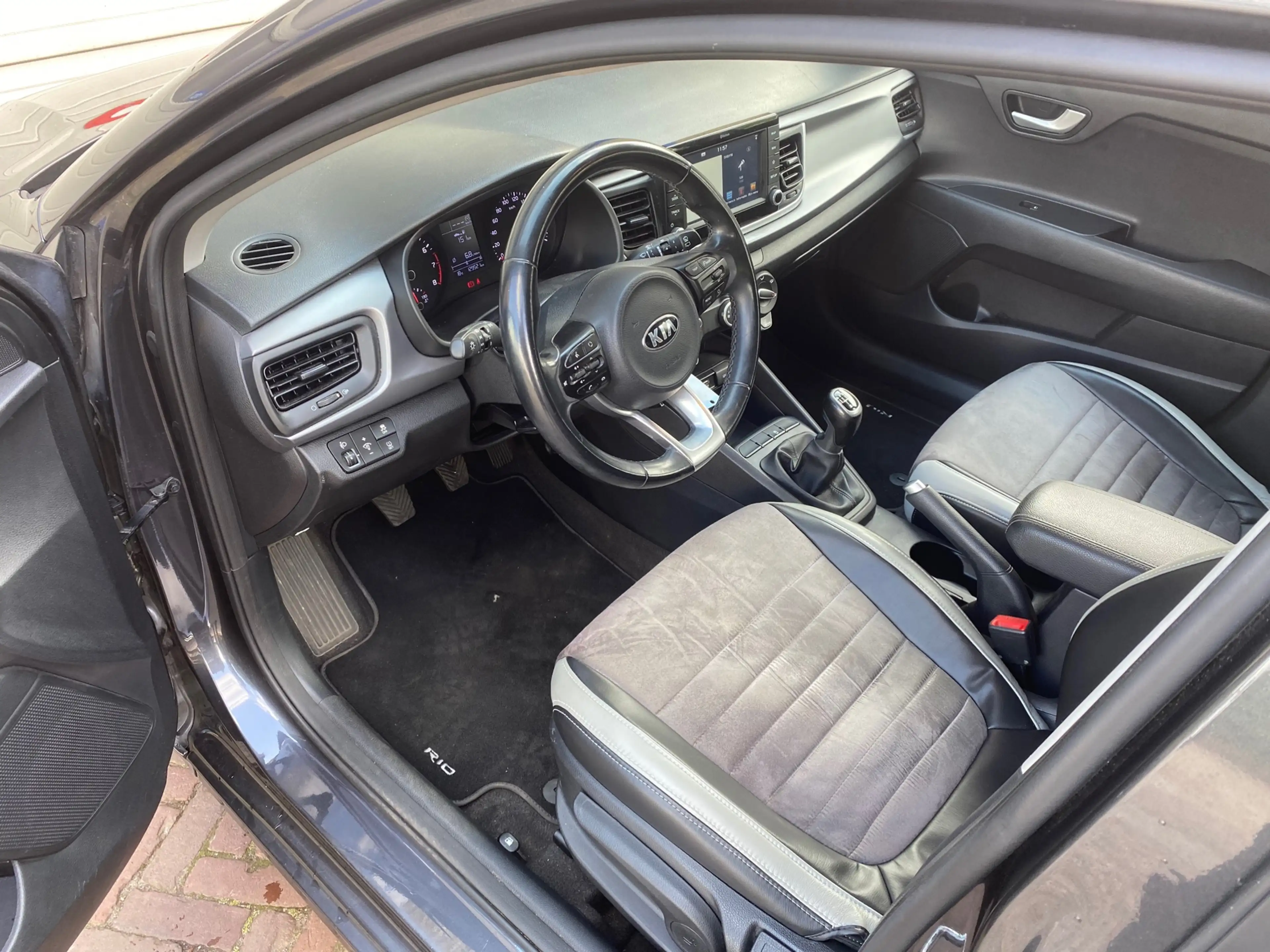 Kia Rio 1.0 TGDI Design Edition — photo 11