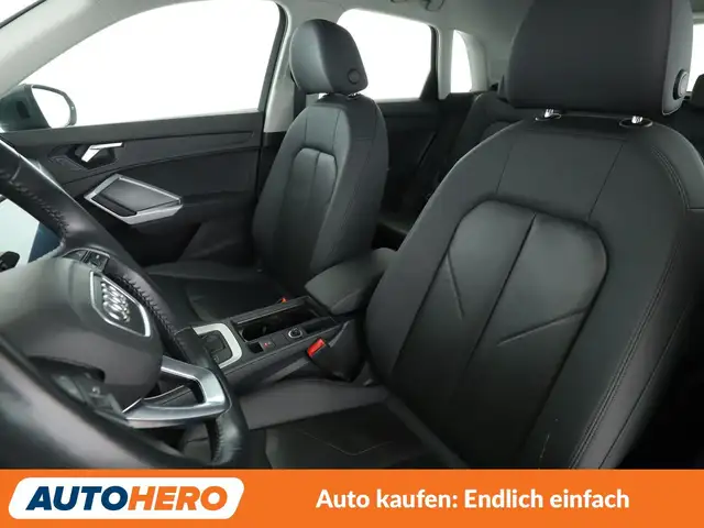 Audi Q3 view 10