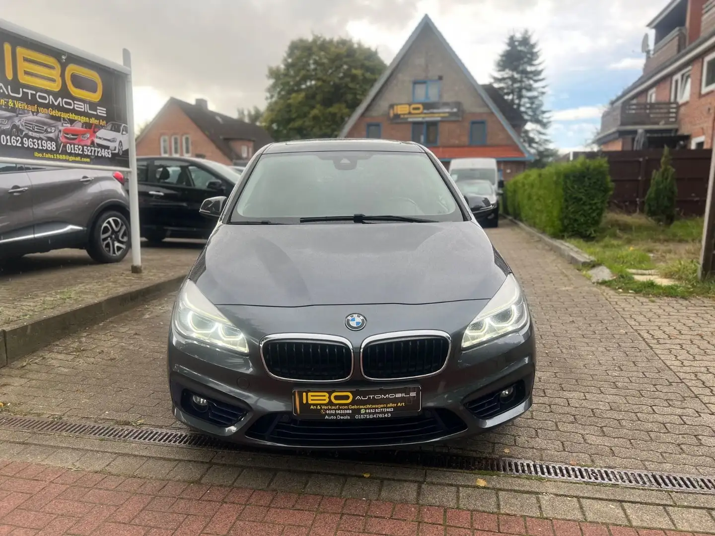 BMW 220 Active Tourer Sport Line +Pano+Navi+Keyless+ Grau - 2