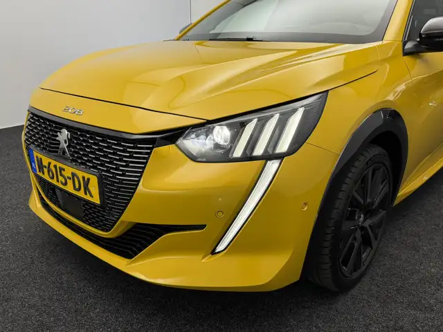 Peugeot 208 view 3