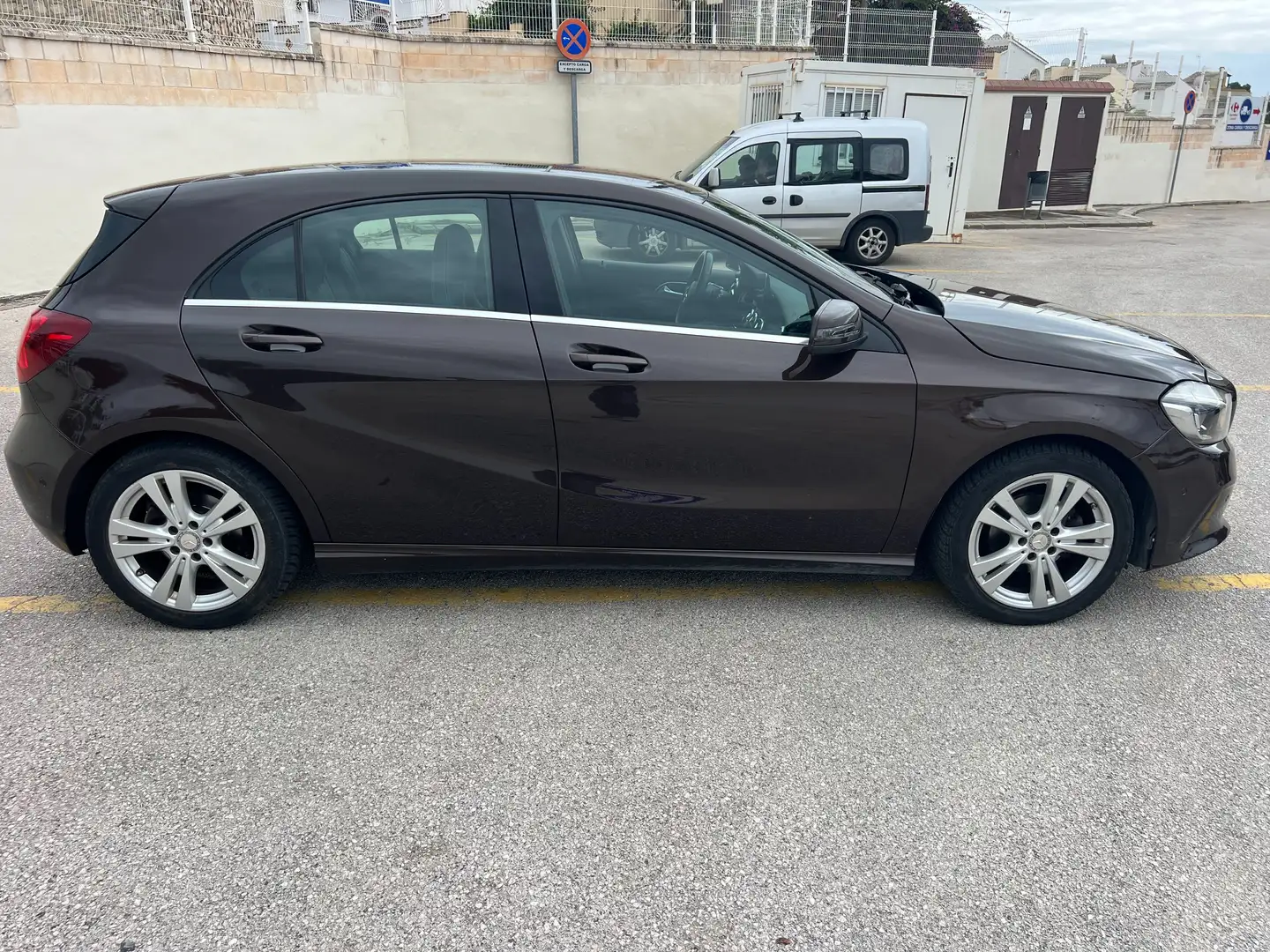 Mercedes-Benz A 180 A 180d 7G-DCT Marrón - 2