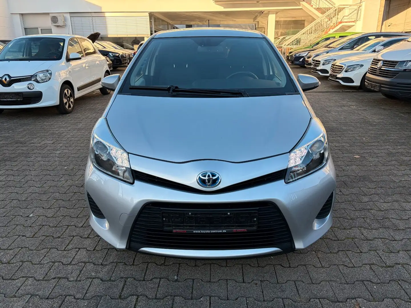 Toyota Yaris Hybrid Life*KAMERA*TEMPOMAT* Silber - 2