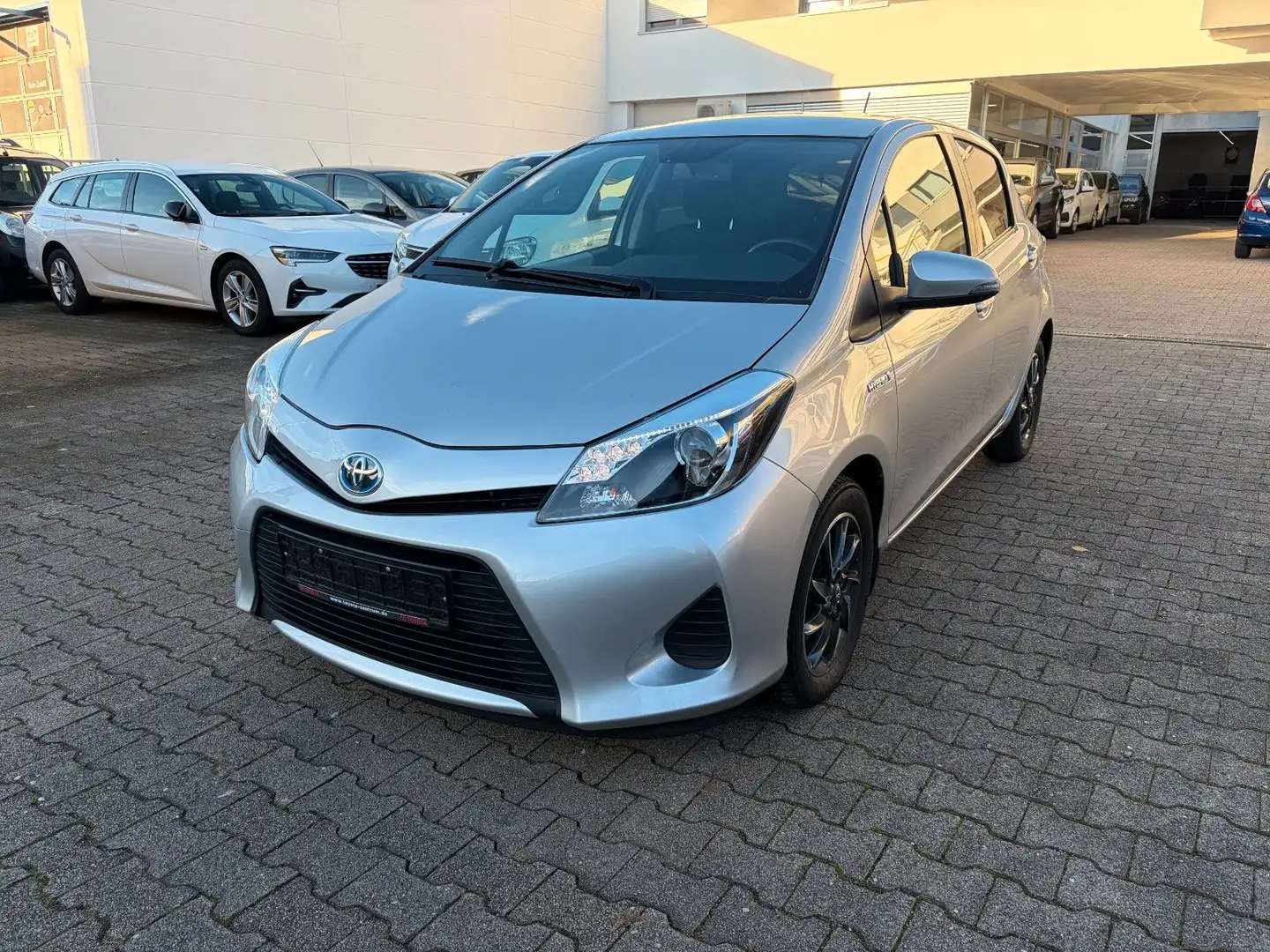 Toyota Yaris Hybrid Life*KAMERA*TEMPOMAT* Silber - 1