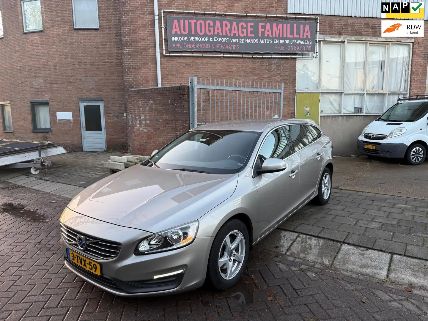 Volvo V60 1.6 D2 Momentum Automaat Grijs - 1