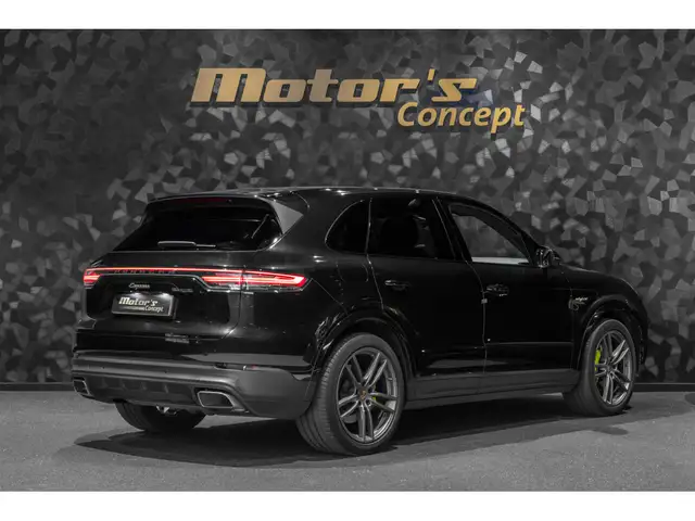 Porsche Cayenne view 3