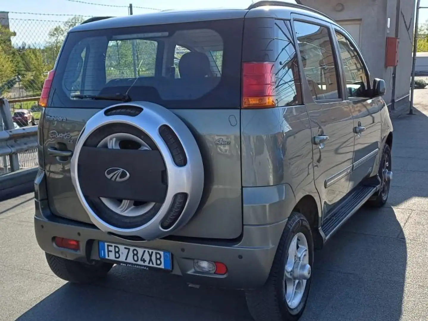 Mahindra Quanto Quanto 2.2 C8 4wd 5p N1 Зелений - 1