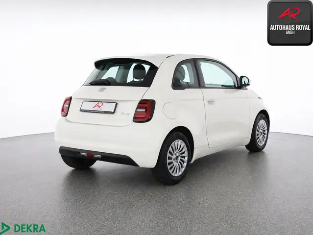 Fiat 500e view 5