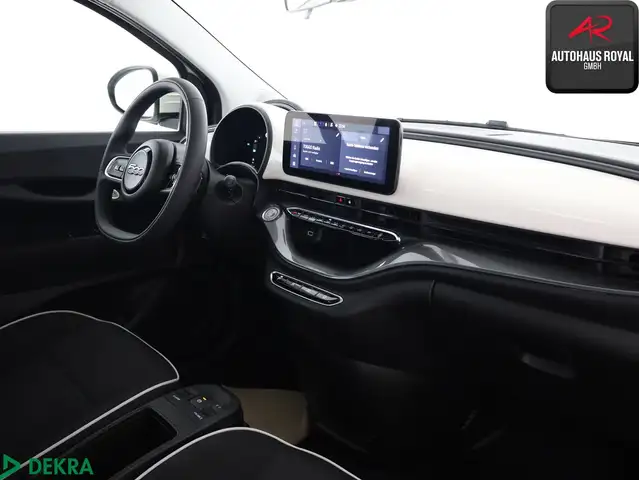 Fiat 500e view 9