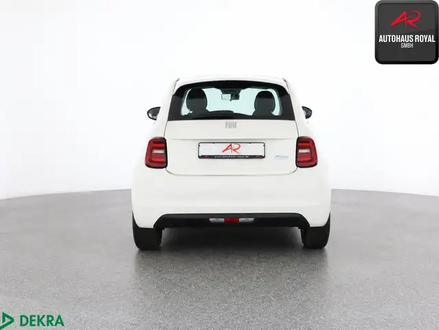 Fiat 500e view 4