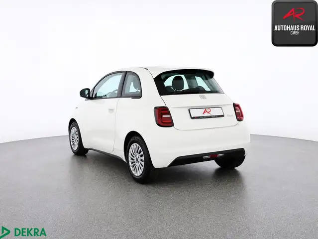 Fiat 500e view 3