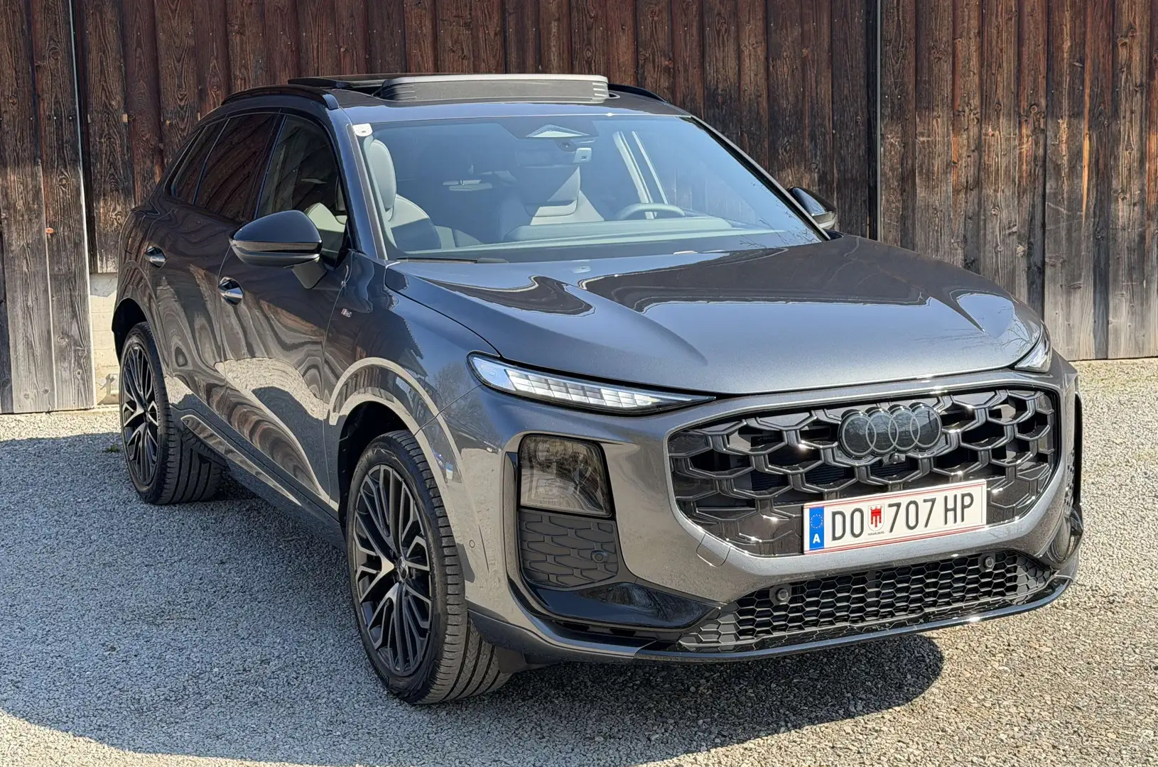 Audi Q3 TFSI 110 kW S-line - Techpaket Plus, AHK, Pano Grau - 1