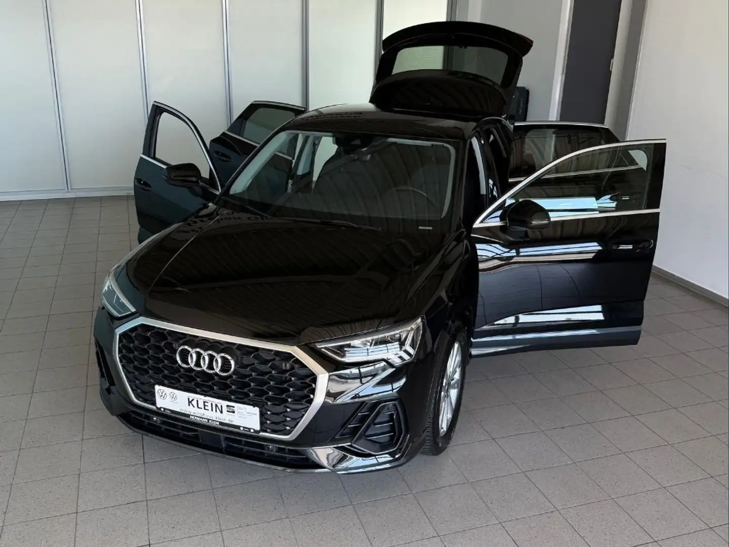 Audi Q3 Sportback 1.5 TFSI GRA, LED, DAB Zwart - 2