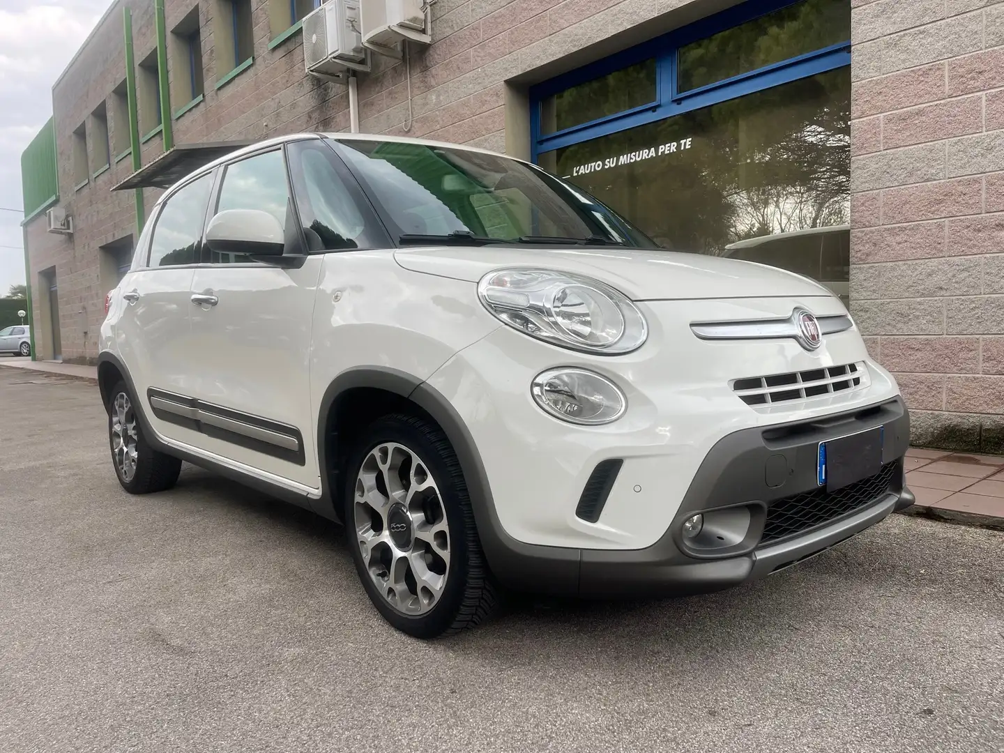 Fiat 500L 1.3 MJT 85CV TREKKING DUALOGIC NAVI SENS. PARCHE. Bianco - 1