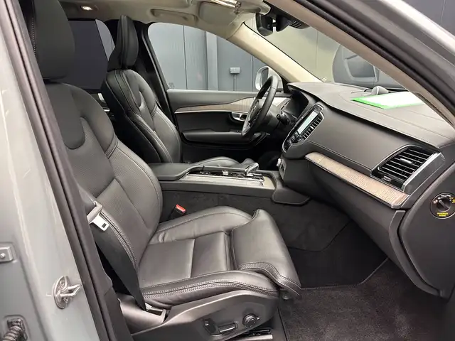 Volvo XC90 view 11