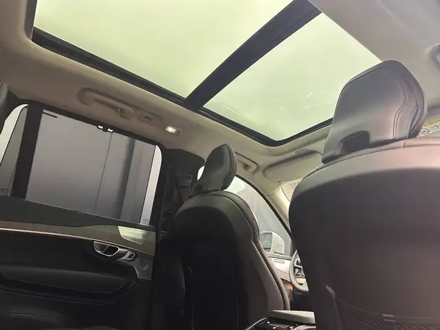 Volvo XC90 view 10