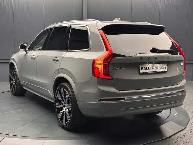 Volvo XC90 view 3