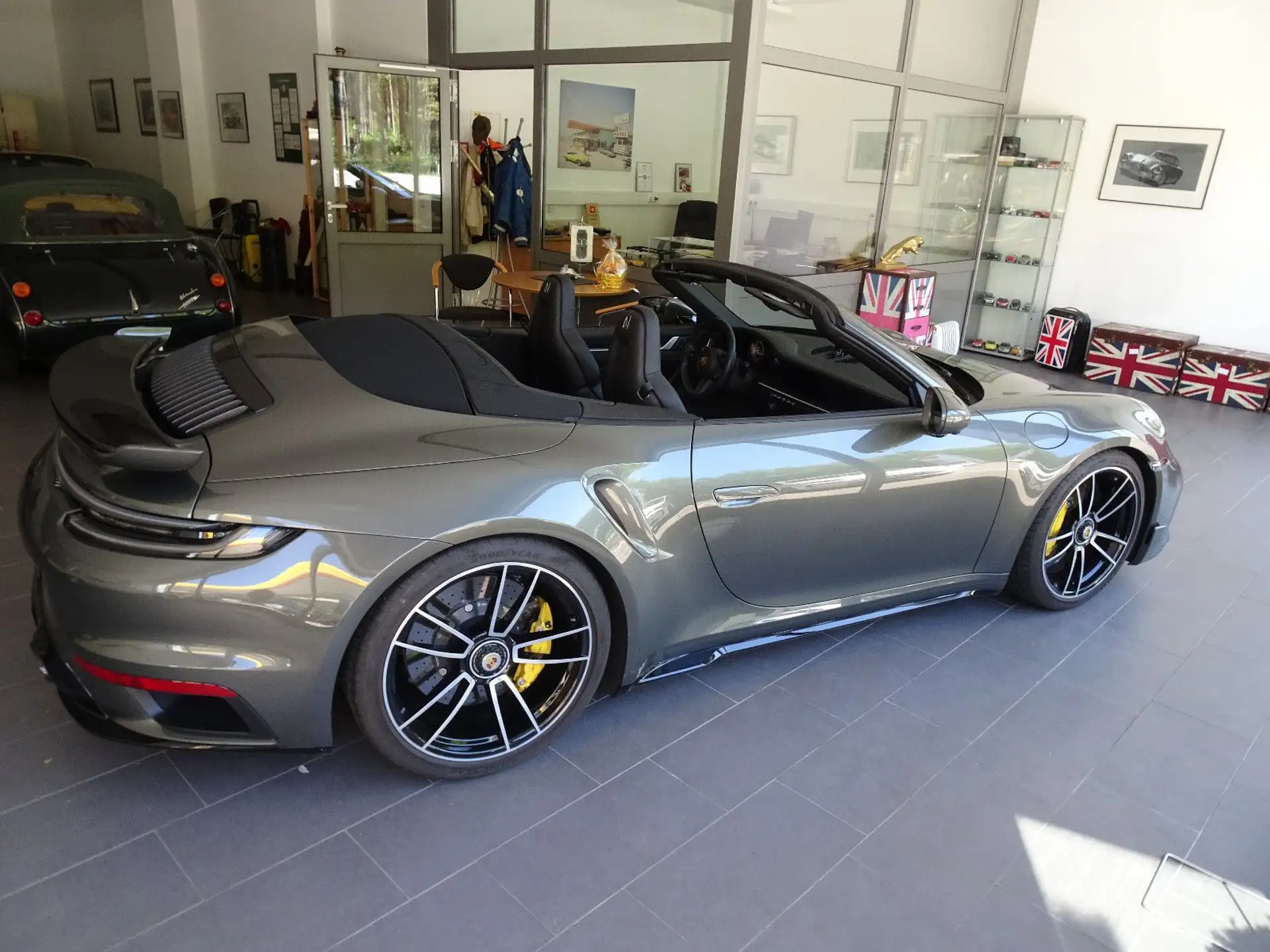 포르쉐 911 Turbo S Cabriolet 2024 실버 사진 2