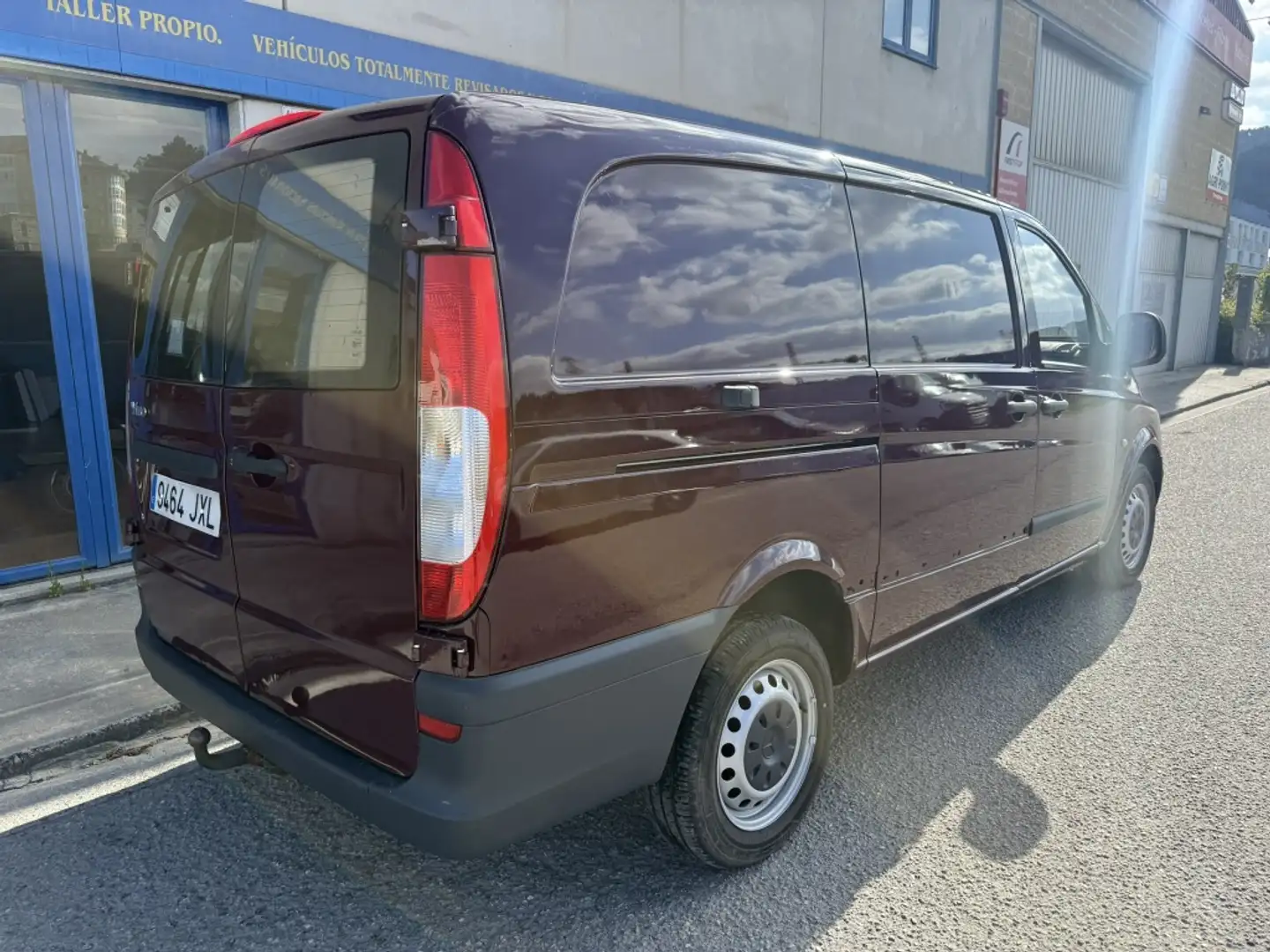 Mercedes-Benz Vito 111CDI L Larga Burdeos - 2