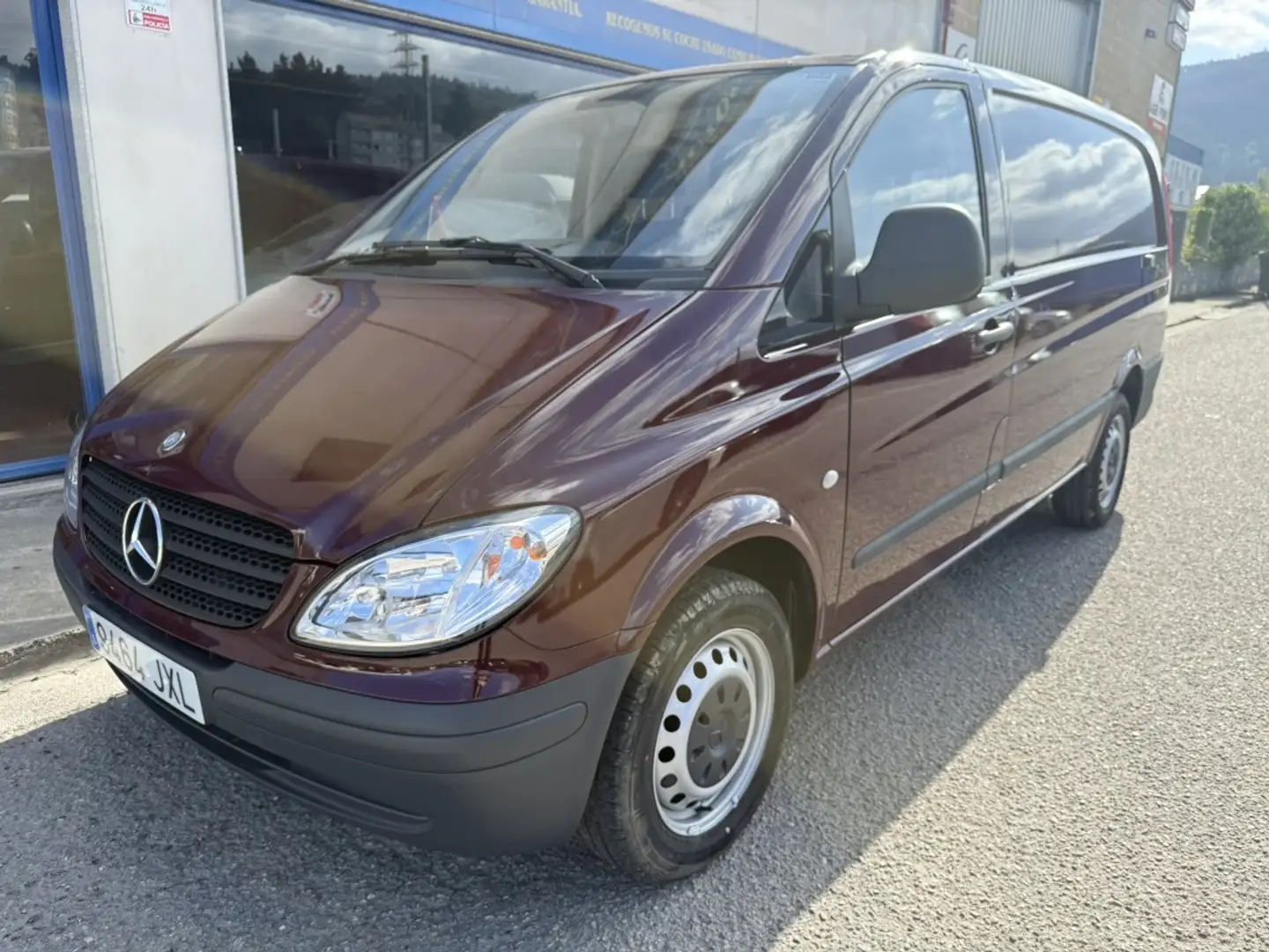 Mercedes-Benz Vito 111CDI L Larga Burdeos - 1