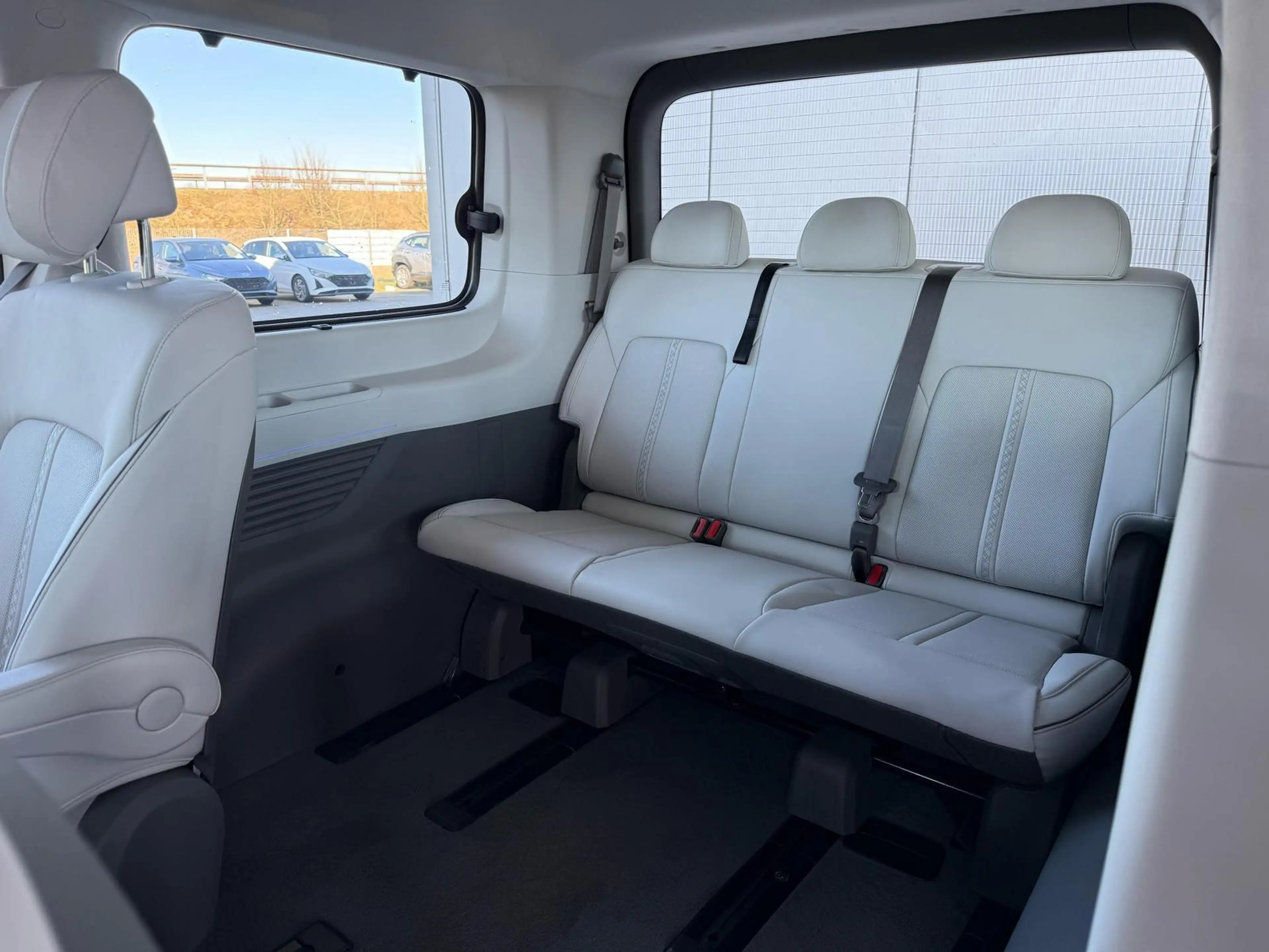 Hyundai STARIA Luxury 1.6 T-GDi HEV 2WD 7-Sitzer / ACC 360° Ka... — photo 7
