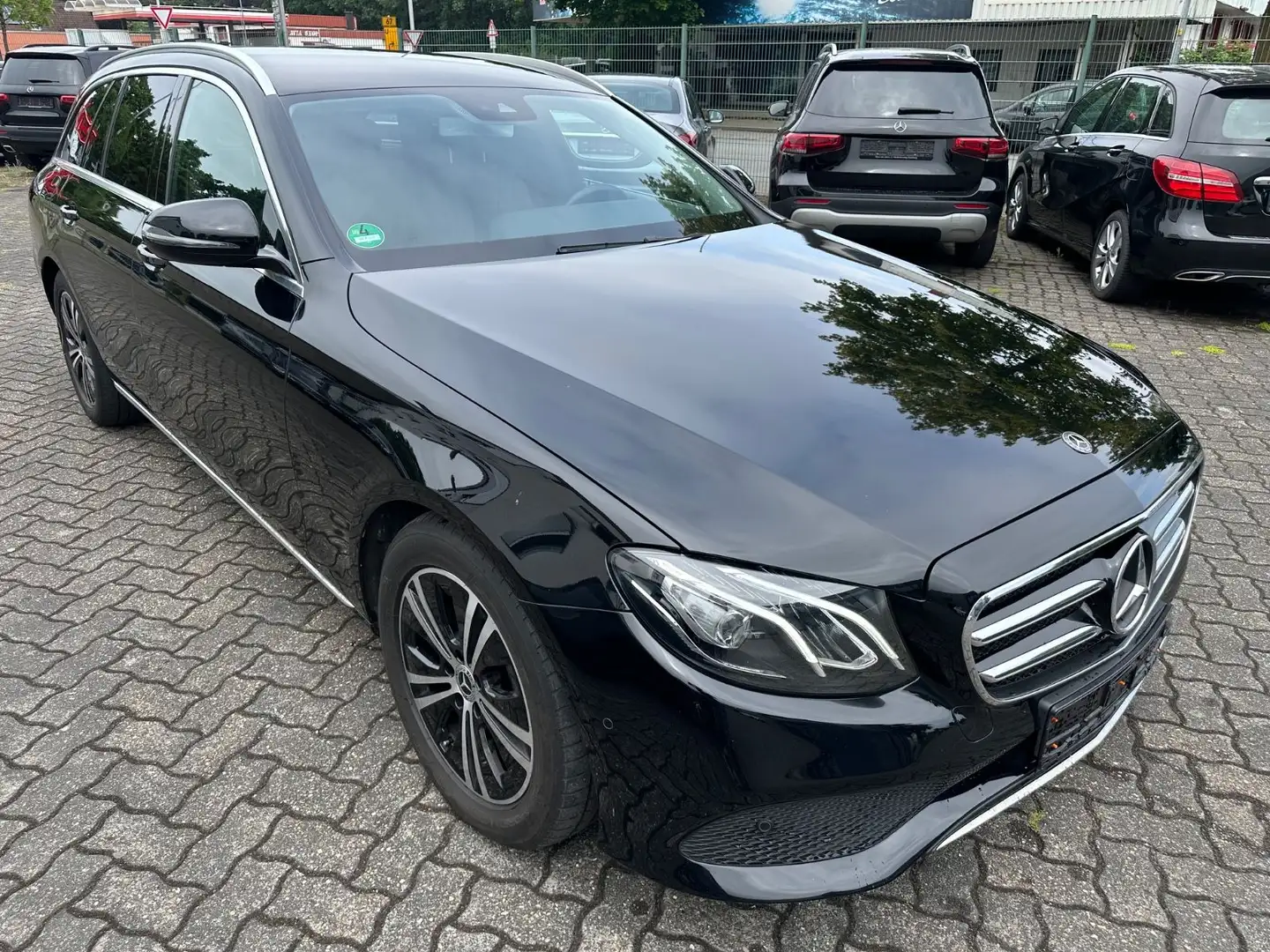 Mercedes-Benz E 220 d T 9G Avantgarde Navi LED Kamera AHK Schwarz - 2