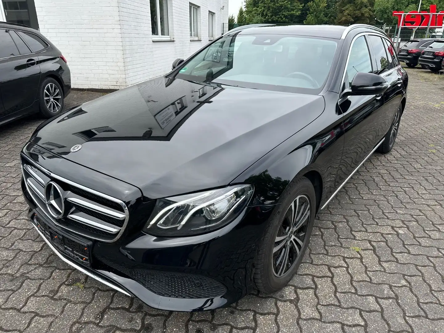 Mercedes-Benz E 220 d T 9G Avantgarde Navi LED Kamera AHK Schwarz - 1