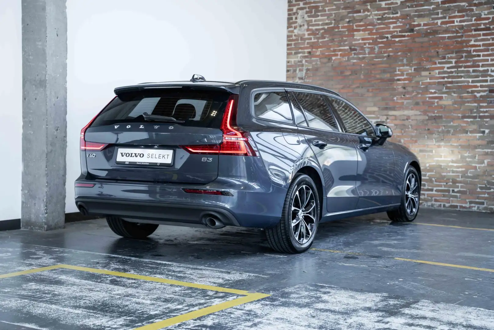 Volvo V60 B3 Mild Hybrid Momentum Advantage | Lederen Bekled Blauw - 2