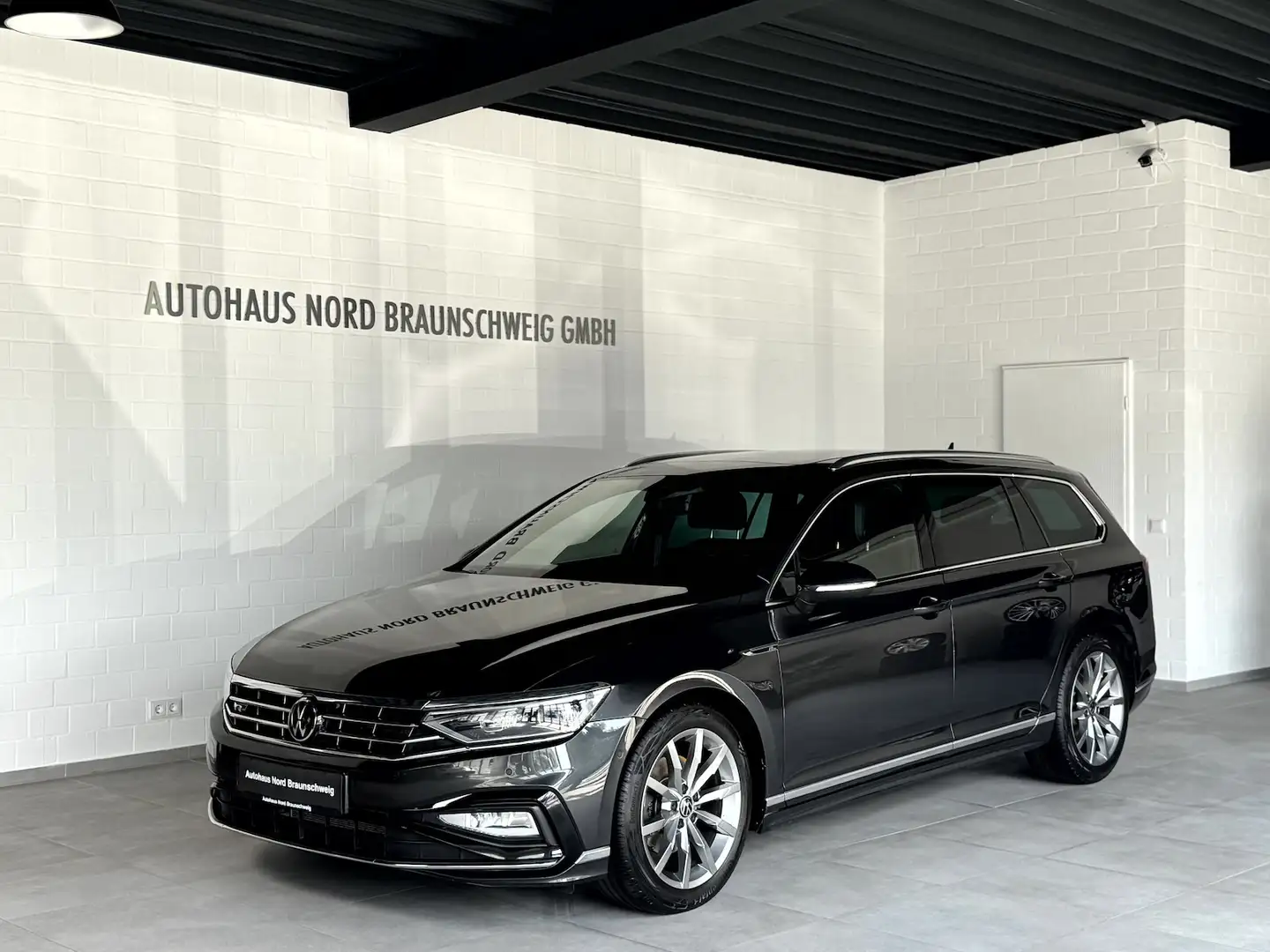 Volkswagen Passat 2.0 TDI DSG Elegance R Line*Pano*HUD*AHK* Grau - 1