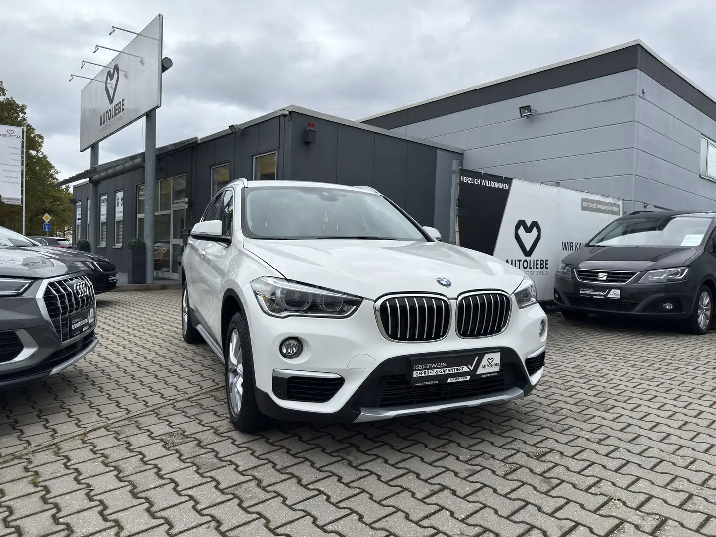 BMW X1 sDrive 18 i xLine LED*NAVI*RFK*ACC*2HAND Blanc - 1