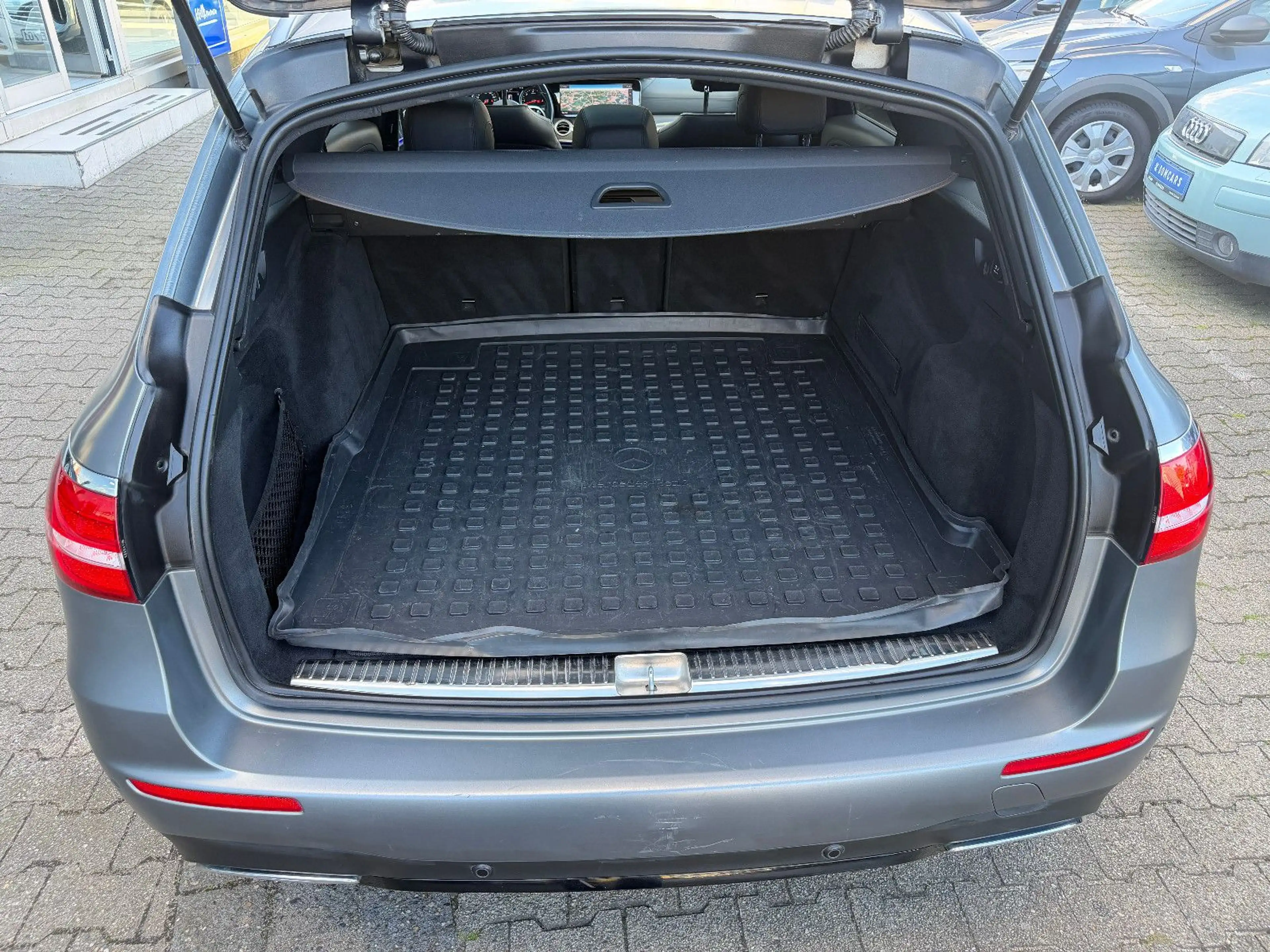 Mercedes-Benz E 400 d T 4Matic/DESIGNO/PANO/AHK/ALU/AIRMATIC/ — photo 7