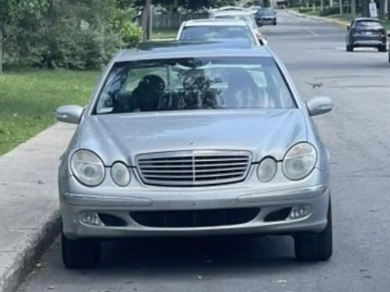 Mercedes-Benz E-Class снимка Mercedes-Benz E-Class