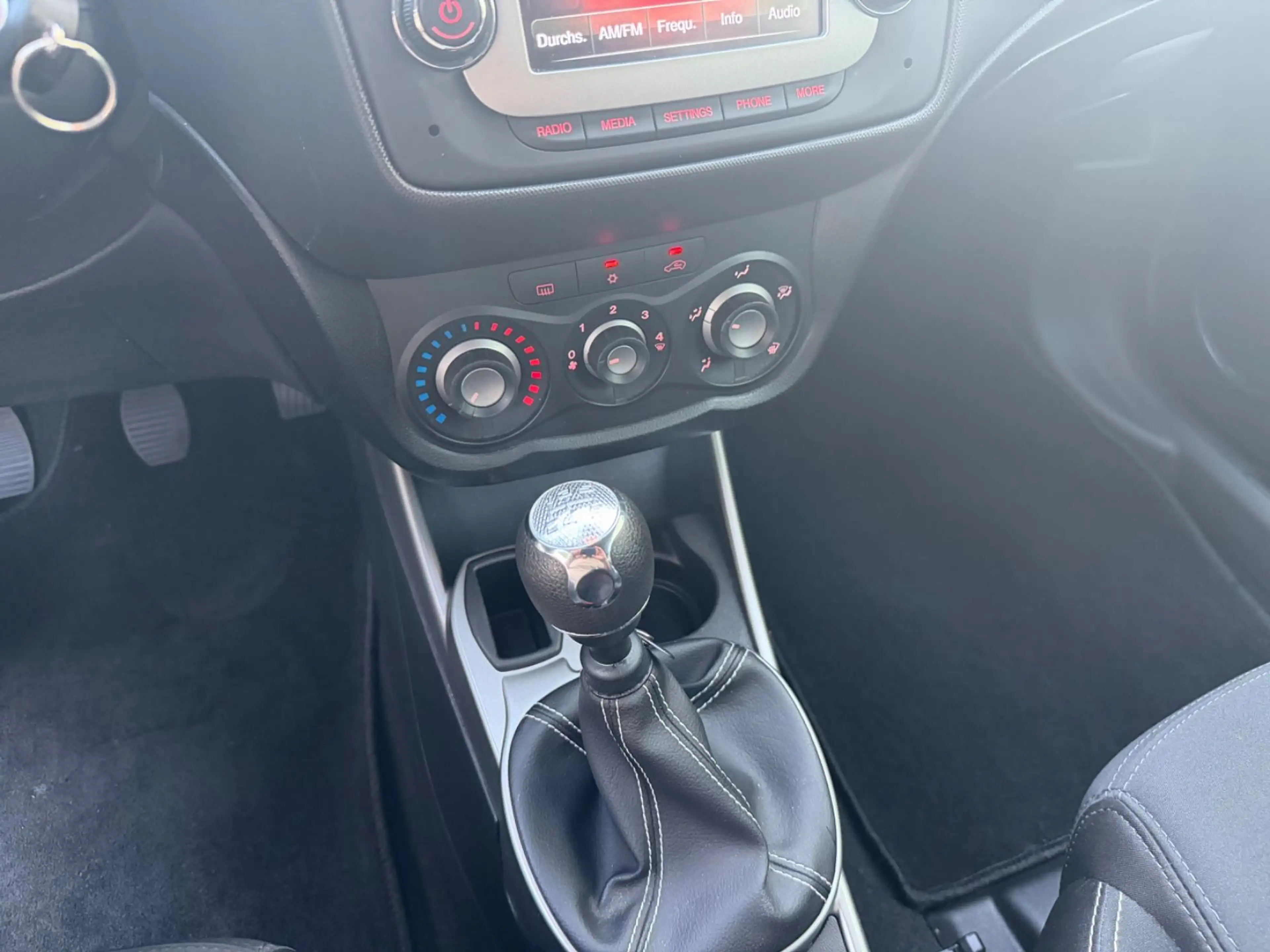 Alfa Romeo MiTo Junior 1.4 ( PDC / ALU / KLIMA ) — photo 10