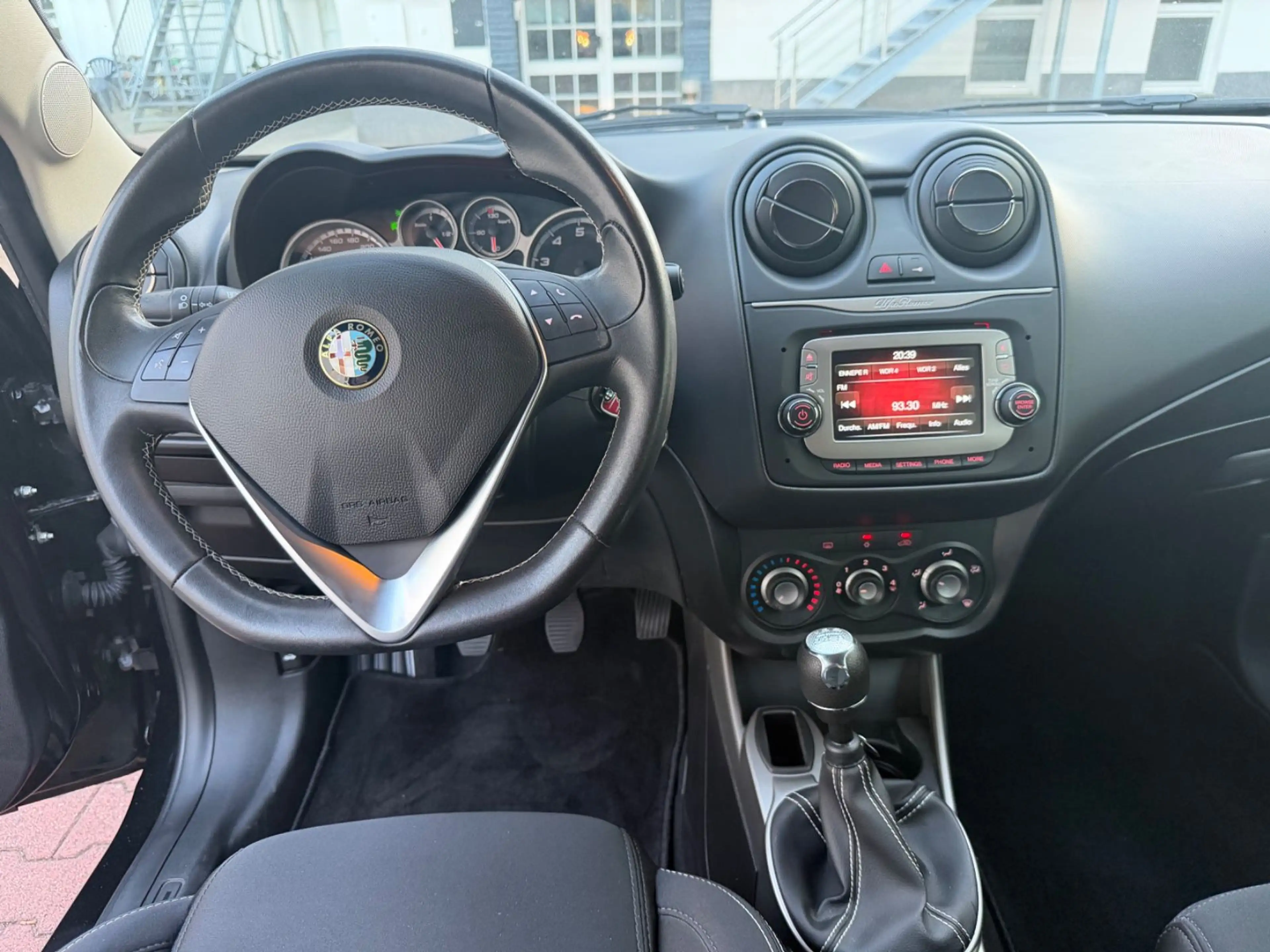 Alfa Romeo MiTo Junior 1.4 ( PDC / ALU / KLIMA ) — photo 8