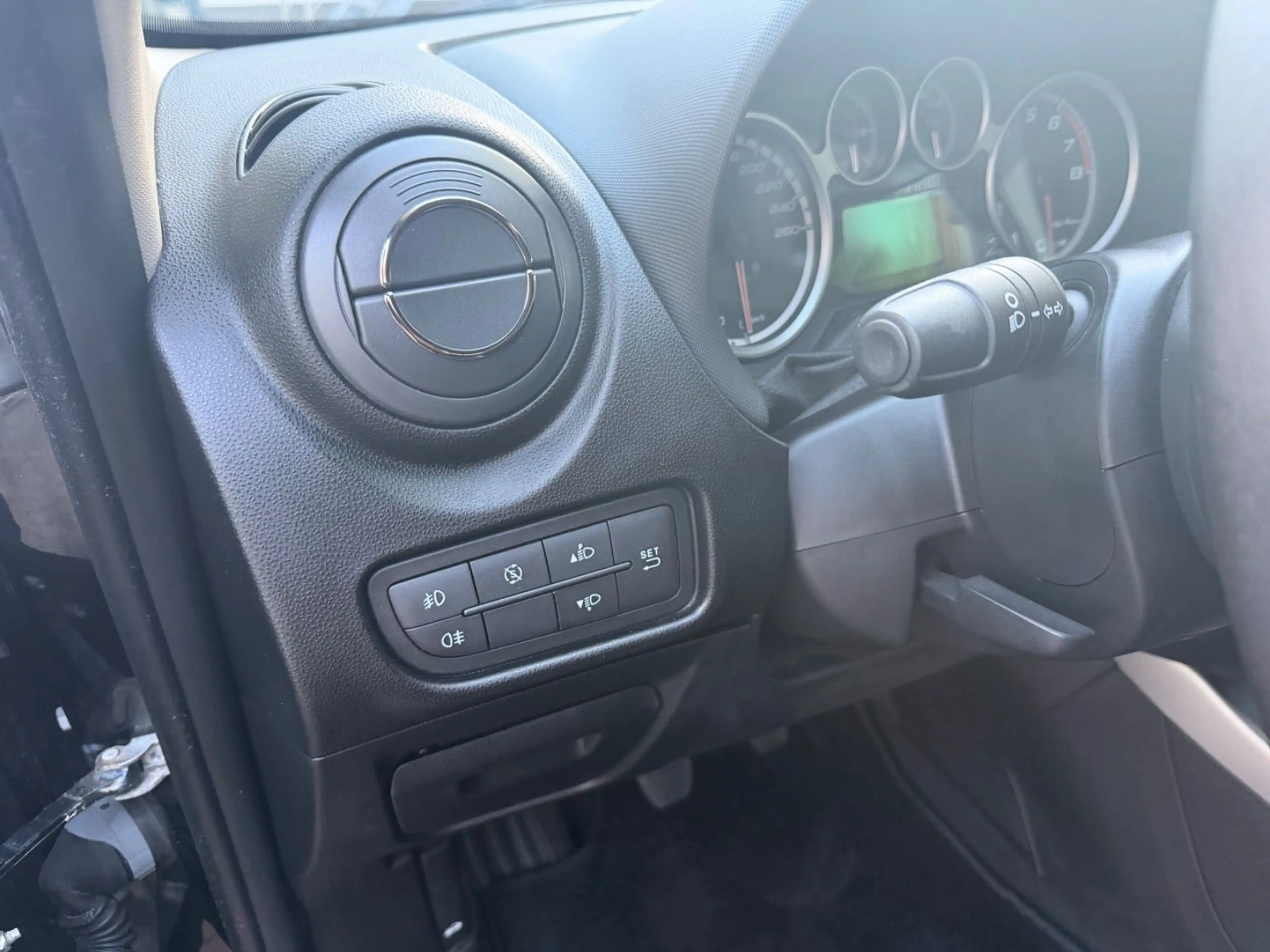 Alfa Romeo MiTo Junior 1.4 ( PDC / ALU / KLIMA ) — photo 13