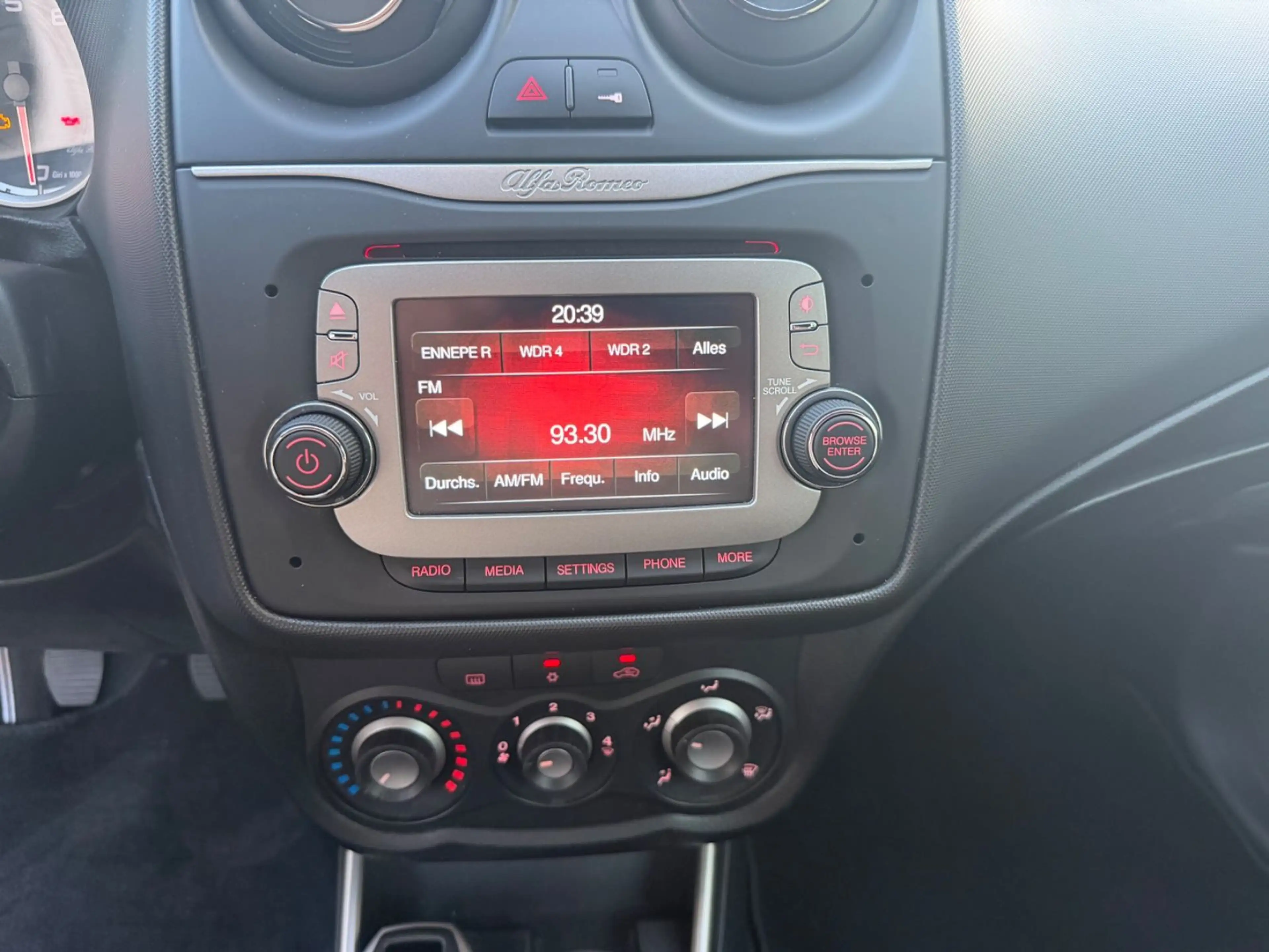 Alfa Romeo MiTo Junior 1.4 ( PDC / ALU / KLIMA ) — photo 9