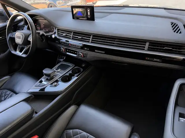 Audi Q7 view 13