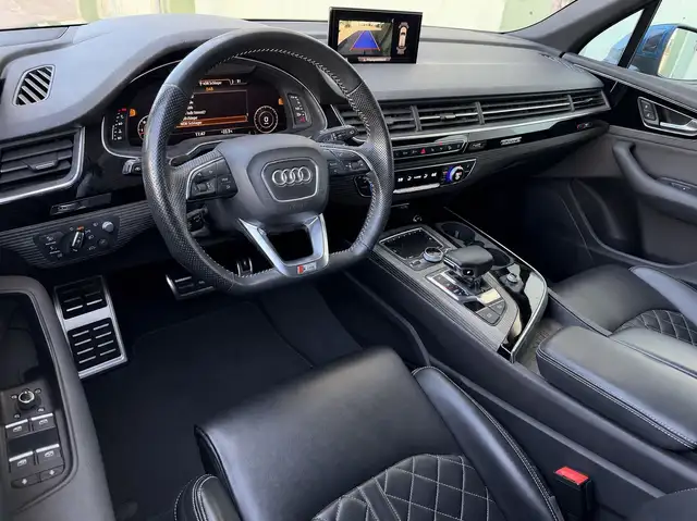 Audi Q7 view 9