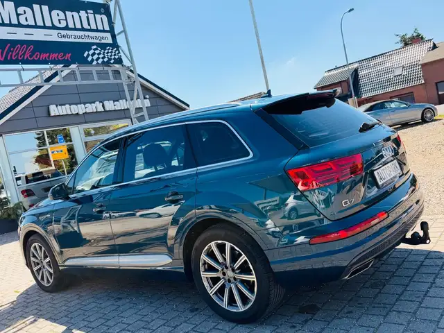 Audi Q7 view 5