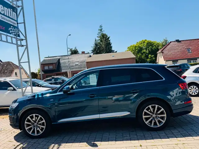 Audi Q7 view 4