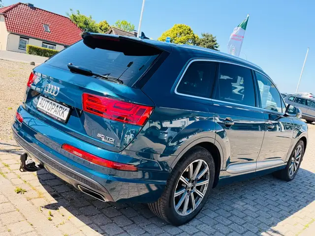 Audi Q7 view 6