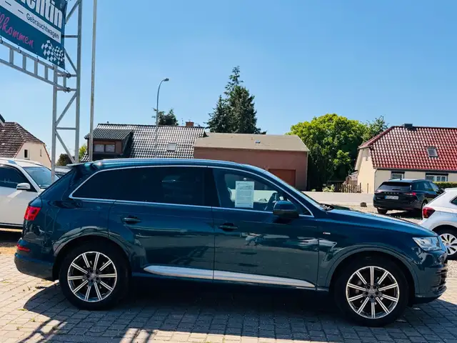 Audi Q7 view 7