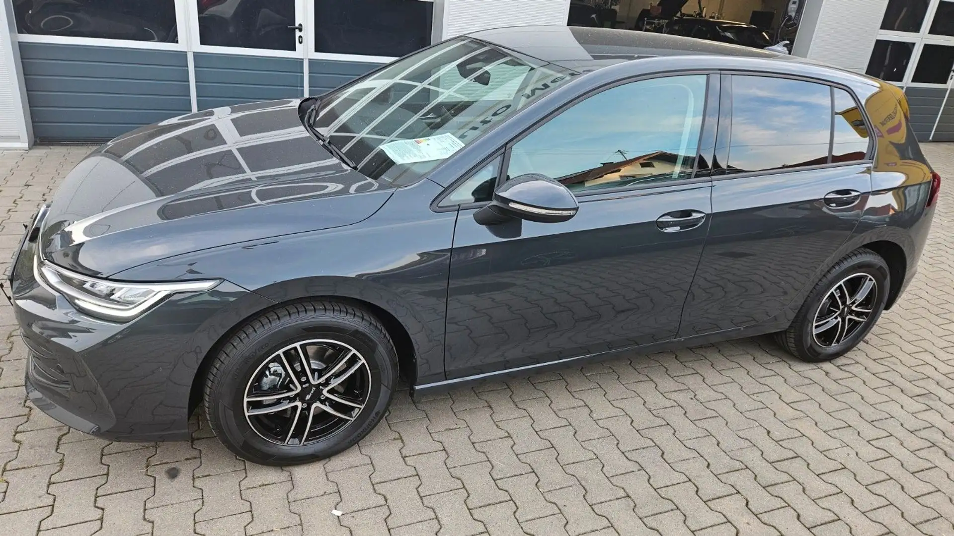 Volkswagen Golf VIII Lim. 1.5 TSI 85kW AHK/Kam/SHZ/PDCvo+hi Grau - 2
