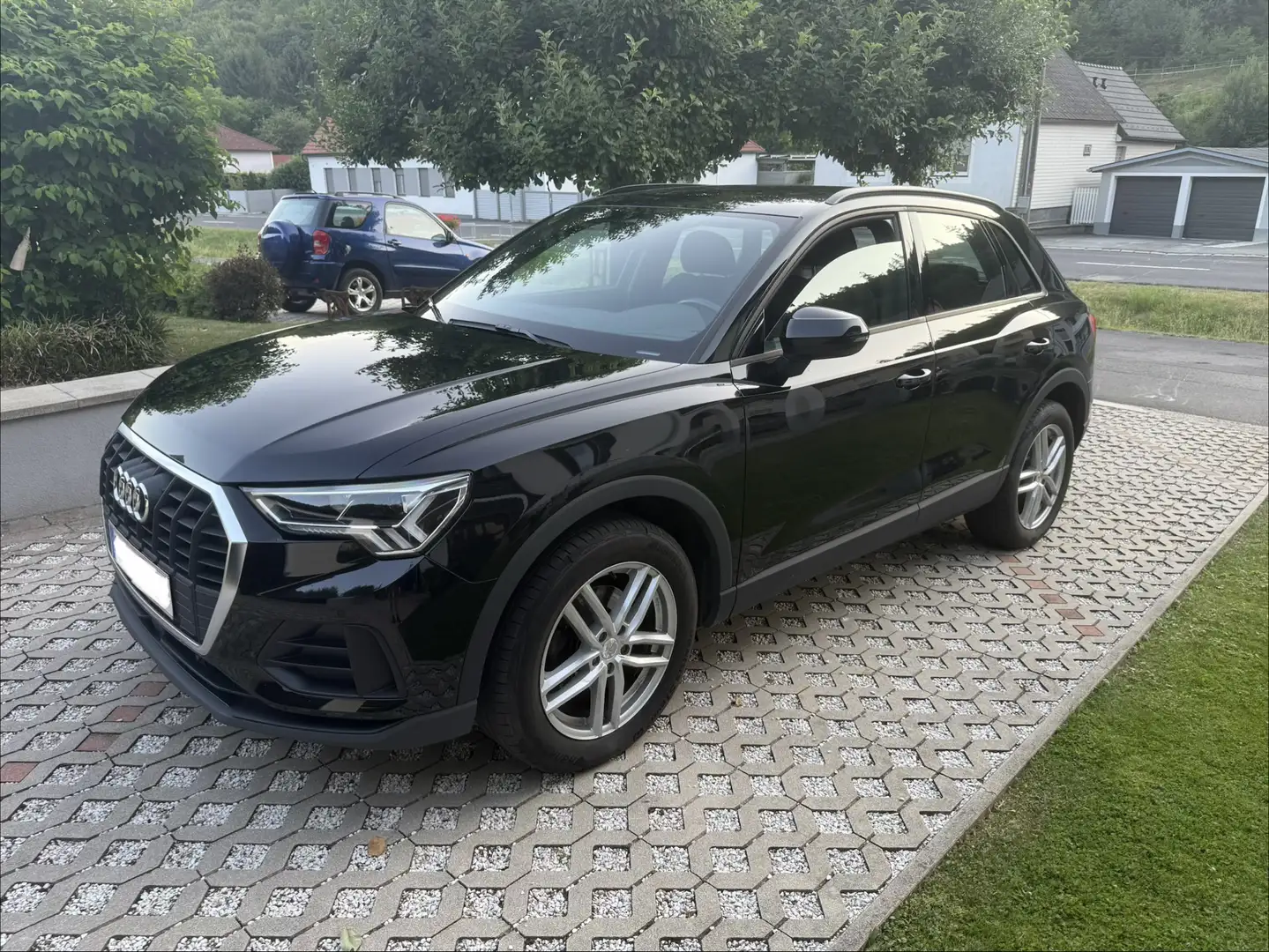 Audi Q3 35 TDI quattro intense Schwarz - 1