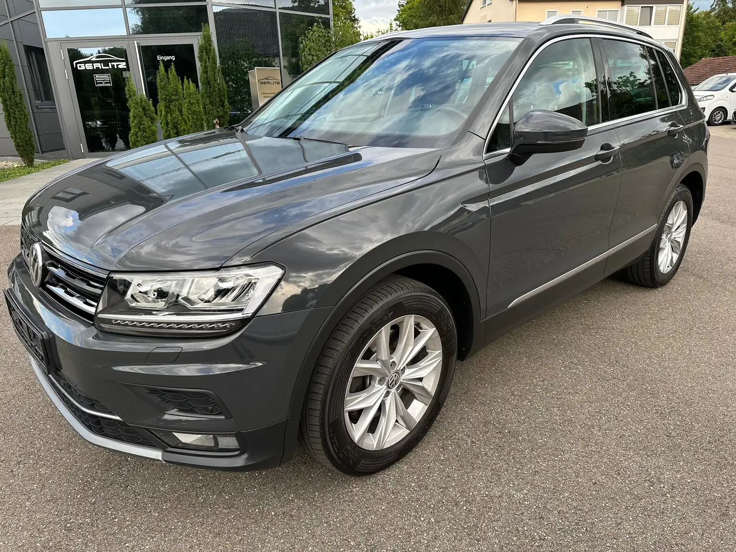 Volkswagen Tiguan Highline / 4Motion / AHK / ACC / MirrorLink Grau - 1