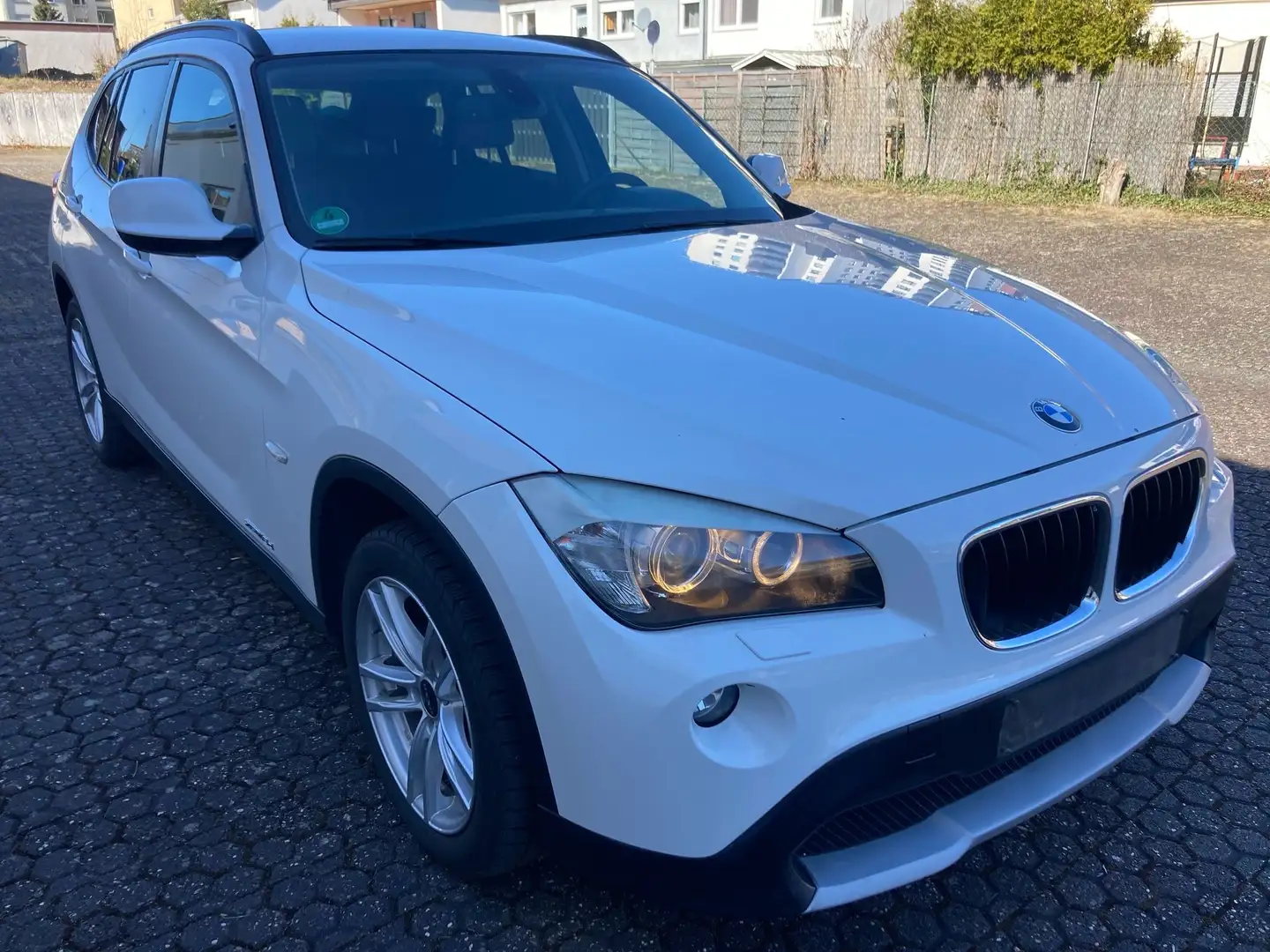 BMW X1 18 d xDrive, Scheckheft, Xenon, 8-fach, AHK Blanc - 1