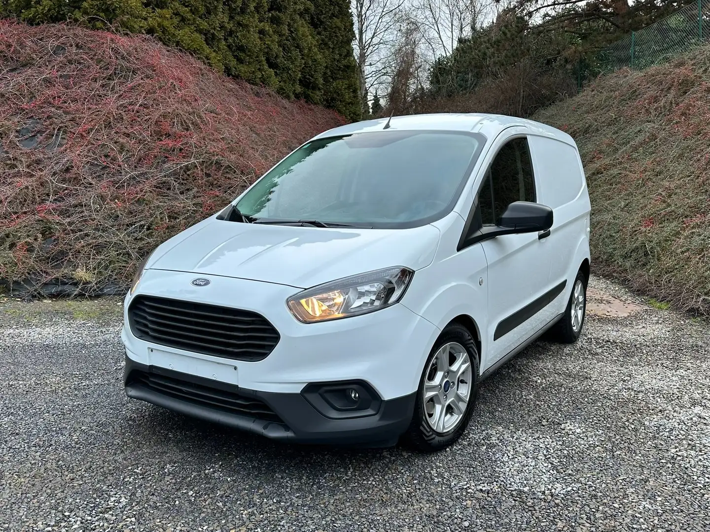 Ford Transit Courier 1.0 EcoBoost /Carnet Ford /Très bon état /.. Weiß - 1